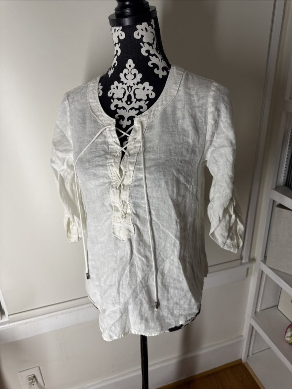 Maeve Anthropologie Off White Tie Lace V-Neck 100% Linen Blouse size 4 Roll Tab